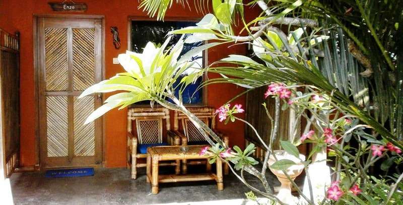 bg-strandbungalows Bungalow des Resorts inmitten tropischer Vegetation auf Bali